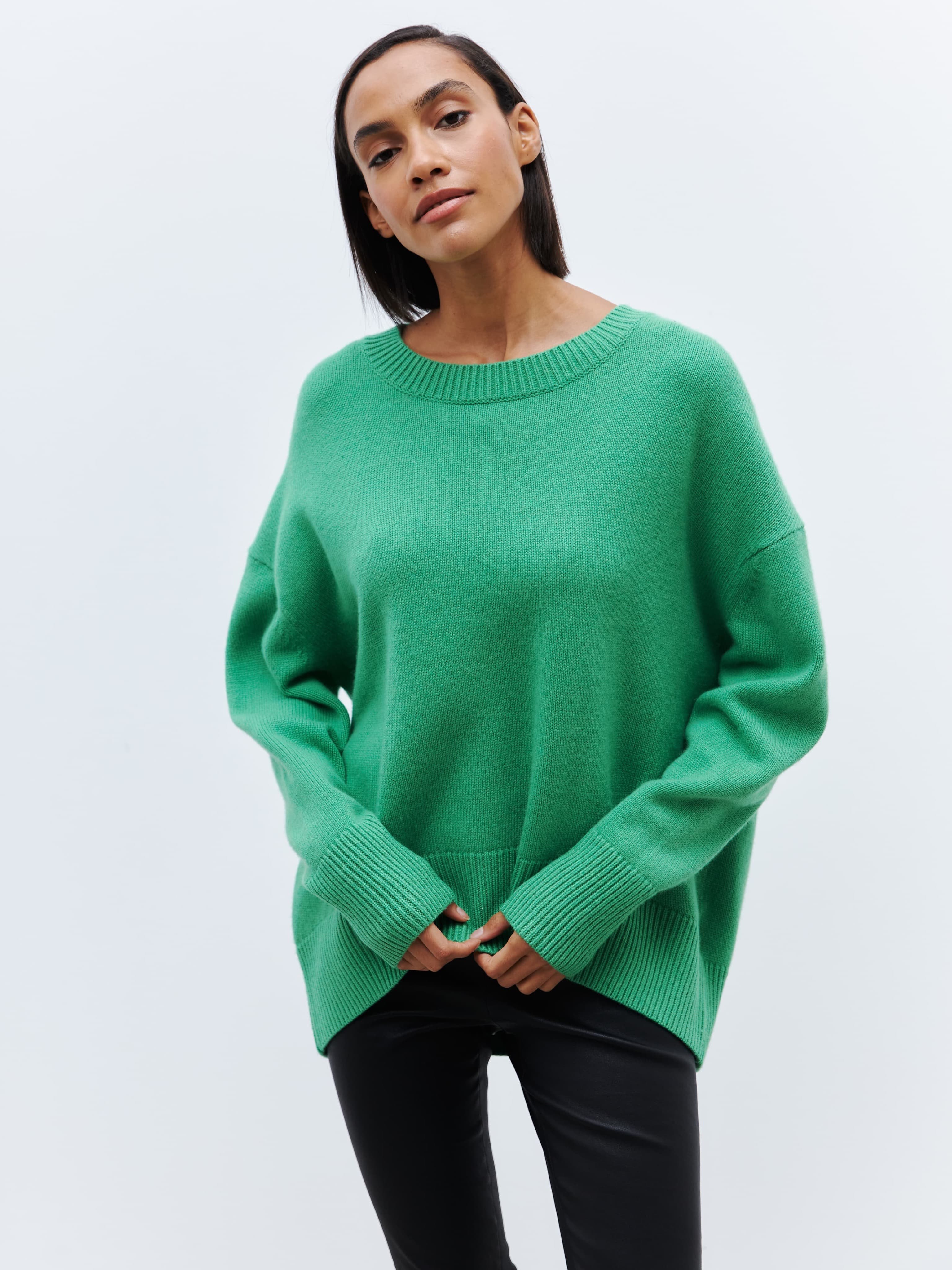 Green pullovers 2025